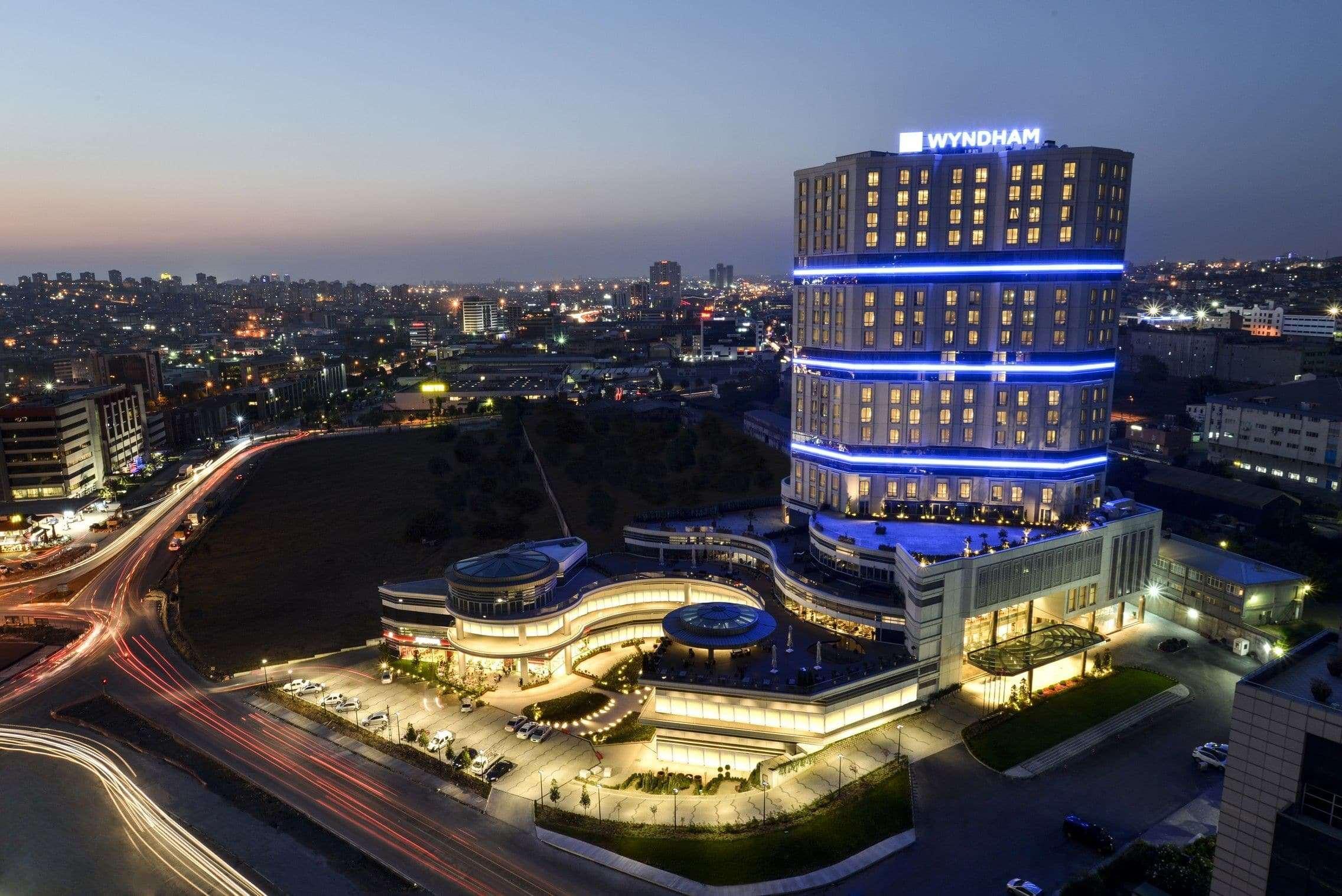 Hotel Wyndham Grand Istanbul Europe Exterior foto The hotel at night